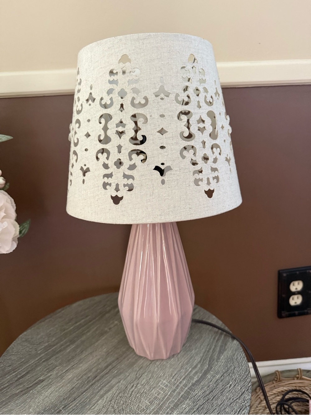 Pink ceramic Lamo with decorative shade
